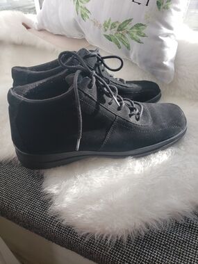 Classic Easy Spirit Chukka Boots
